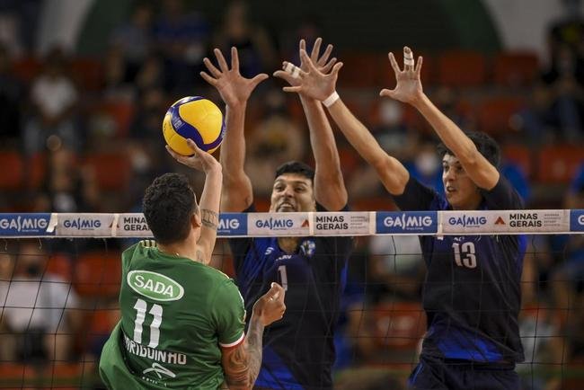 Cruzeiro se garantiu na decis�o do Sul-Americano de V�lei ao bater os argentinos do Policial Voley por 3 sets a 0, neste s�bado (5), no Gin�sio do Riacho, em Contagem. As parciais foram de 25/20, 29/27 e 25/16