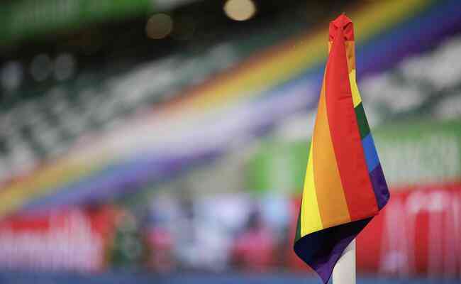Bandeira LGBTQIA+ em estádio de futebol