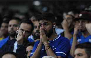 Nos minutos finais, torcida do Cruzeiro parecia no acreditar na derrota para o Internacional