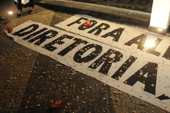 Alvos principais do protesto foram presidente S�rgio Sette C�mara, diretor de futebol Alexandre Gallo e jogadores, especialmente Elias, Luan e Cazares