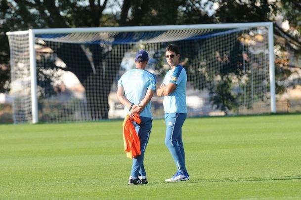 Tcnico da equipe sub-20, Ricardo Resende comandou nesta quinta-feira o primeiro treino como interino no Cruzeiro. Ele orientar a equipe na partida de domingo, s 16h, contra o Ava, na Ressacada, pela 14 rodada do Campeonato Brasileiro. Enquanto isso, a diretoria celeste busca um substituto para Mano Menezes, desligado do clube aps derrota para o Internacional, por 1 a 0, nessa quarta, pelo jogo de ida da semifinal da Copa do Brasil.