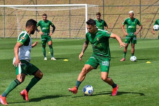 Fotos da chegada do atacante argentino Mauro Zrate a Belo Horizonte e do primeiro treinamento do jogador pelo Amrica no CT Lanna Drumond