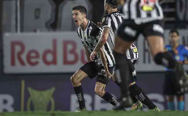 Nacho comemora gol do Atlético contra o Red Bull Bragantino