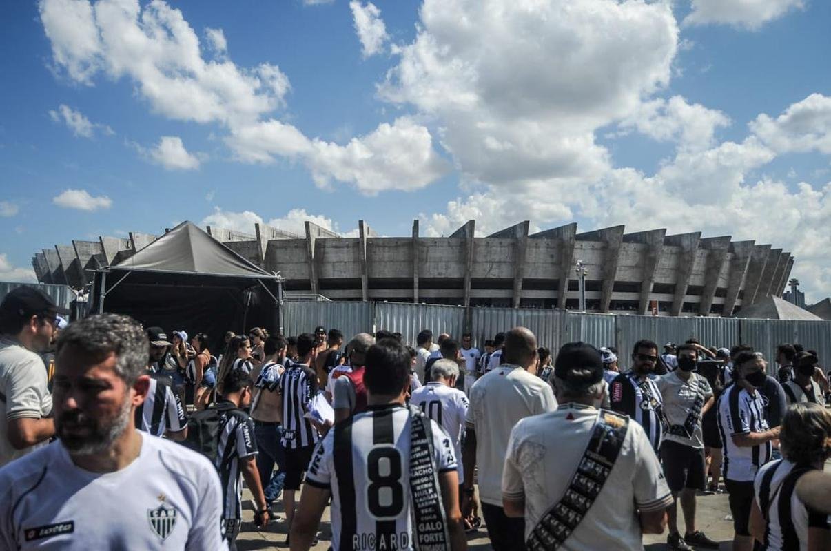 Torcida do Atltico chegou animada ao Mineiro para o jogo da taa, contra o RB Bragantino. Dia de festejar com o time o ttulo do Campeonato Brasileiro de 2021