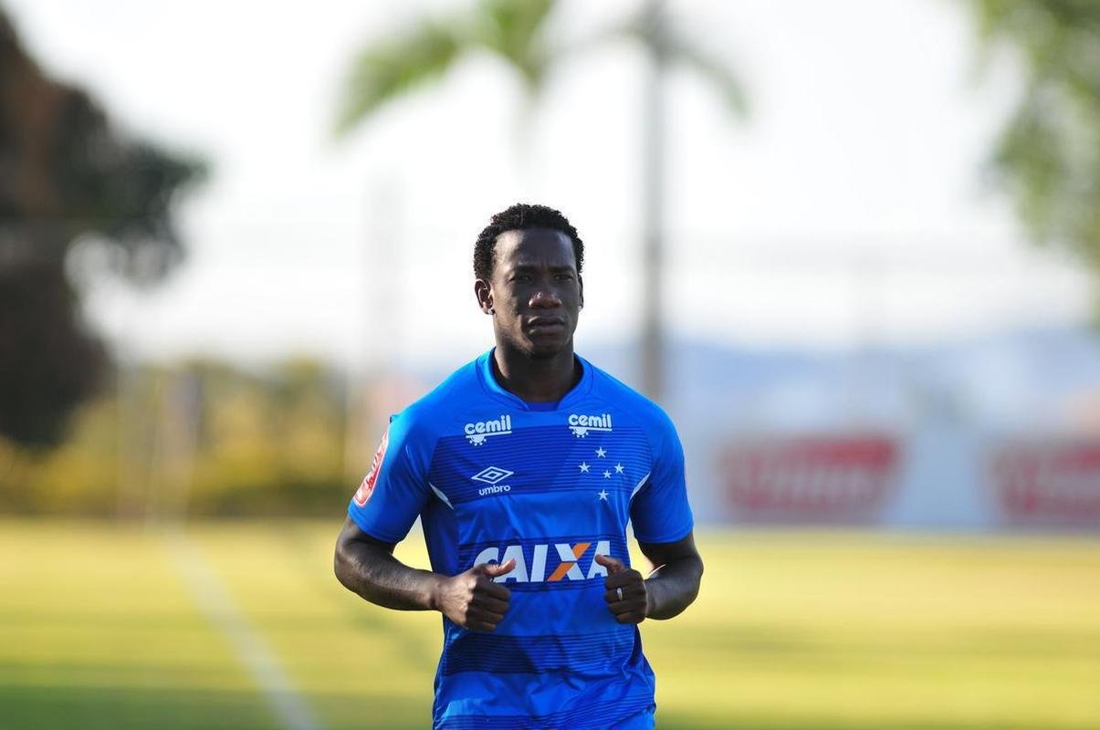 Caicedo - o Cruzeiro se comprometeu a pagar ao Independiente del Valle, do Equador, 18 parcelas de 132 mil dlares (R$ 704 mil) pela contratao do zagueiro equatoriano. A quantia total  de US$ 2,376 milhes (R$ 12,6 milhes).