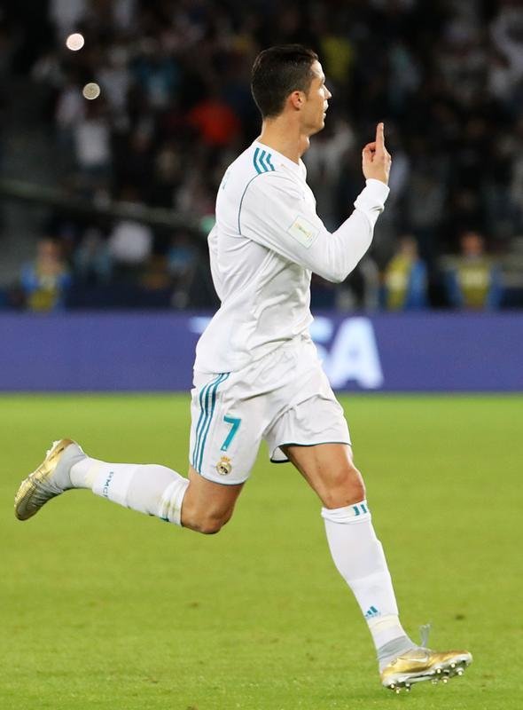 Cristiano Ronaldo marcou gol do Real de falta e deu ttulo mundial ao clube espanhol