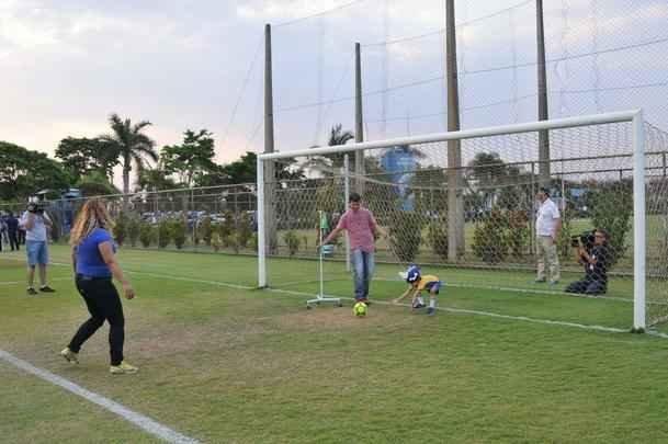 Matheus, que sofre de displasia neuronal no intestino, visitou Toca da Raposa II e recebeu ateno dos cruzeirenses