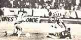 Em 1989, Santa Cruz em ao contra o Nutico pelo Campeonato Pernambucano com a camisa tricolor em listras verticais feita pela Adidas