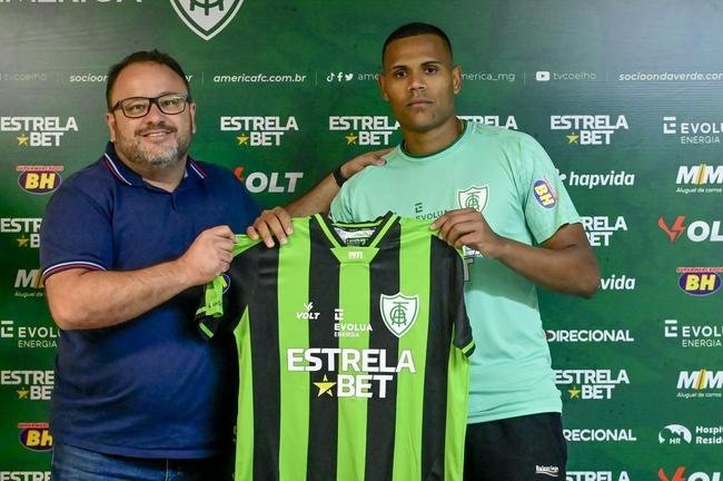 O goleiro Mateus Pasinato e o atacante Mikael foram apresentados pelo Amrica nessa quinta-feira (3/2), no CT Lanna Drumond