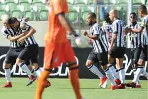 Rger Guedes comemora com Gabriel; atacante fez boa partida e anotou segundo gol do Atltico