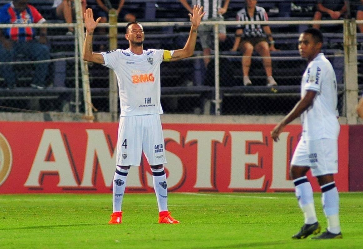 Imagens da partida entre Defensor e Atltico, em Montevidu, pela Libertadores