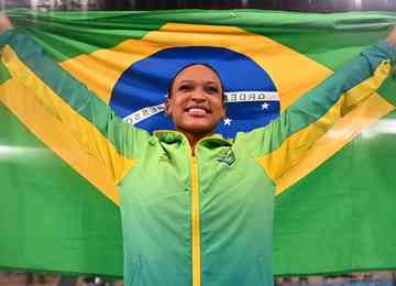 Atleta de 22 anos brilha na manhã deste domingo (tarde/noite no Japão) e leva a medalha no Ariake Gymnastics Centre; na quinta, foi prata no individual geral