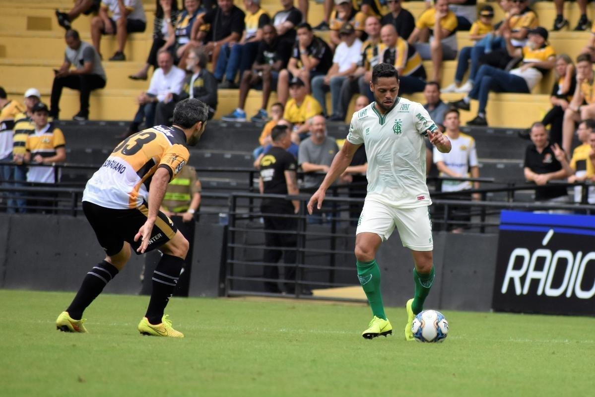 Cricima e Amrica se enfrentaram no Heriberto Hlse, pela terceira rodada da Srie B