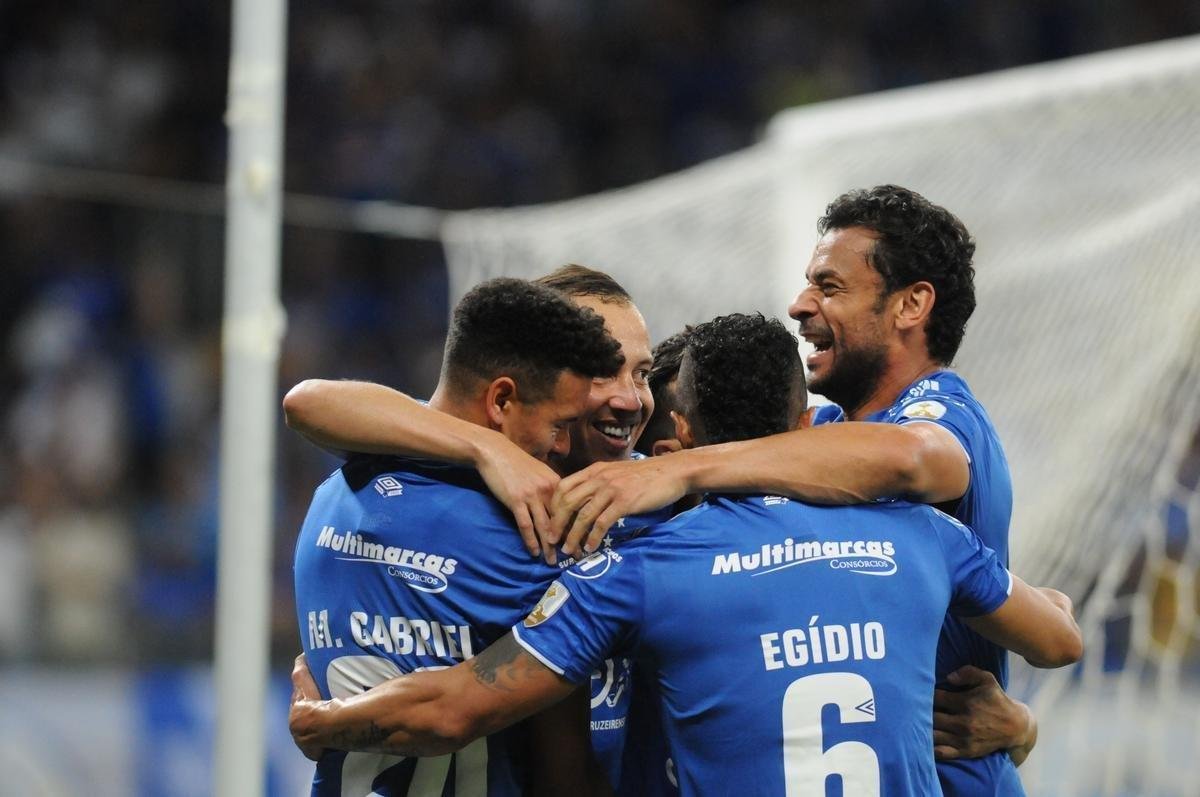 Fotos do jogos entre Cruzeiro e Deportivo Lara no Mineiro