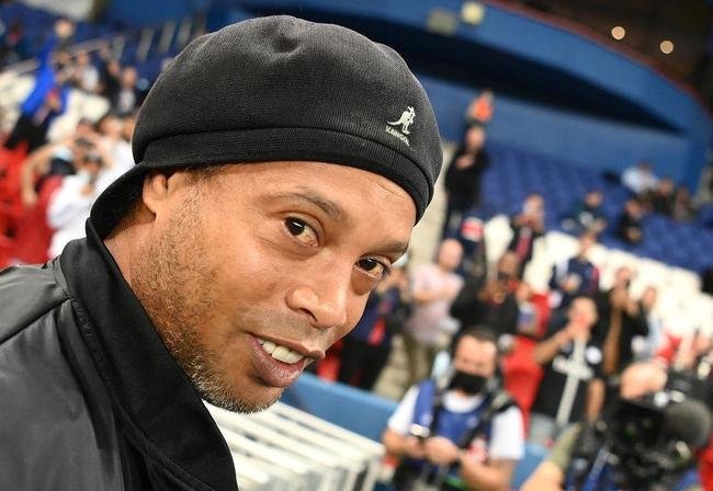 Ronaldinho Gacho foi recebido com festa pela torcida do PSG no Parc des Princes