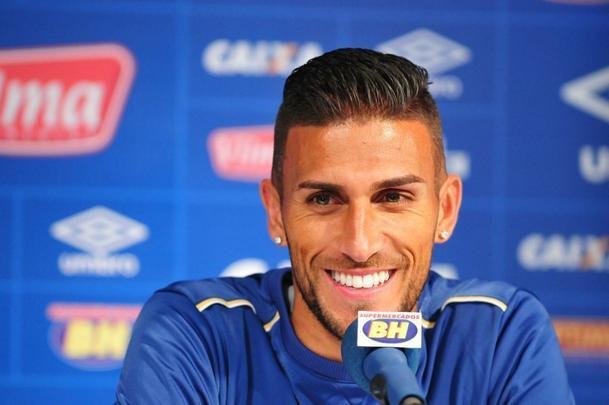 Rafael Marques chegou por emprstimo ao Cruzeiro, que cedeu Mayke ao Palmeiras. O negcio foi oficializado em maio de 2017. Enquanto o lateral-direito fez boas exibies pelo clube alviverde e teve os direitos econmicos adquiridos em definitivo, o atacante marcou apenas dois gols com a camisa azul.