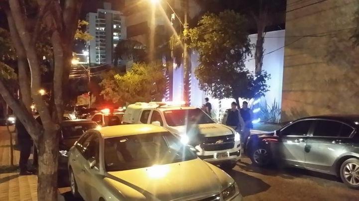 Protesto diante da residncia do presidente do Cruzeiro, Wagner Pires de S. Torcedores querem a renncia imediata do dirigente para que Conselho Gestor assuma o comando