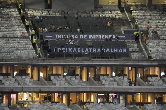 Fotos da chegada da torcida do Cruzeiro ao Mineiro na partida contra o CRB pela Srie B do Brasileiro; longas filas de formaram na esplanada antes da partida