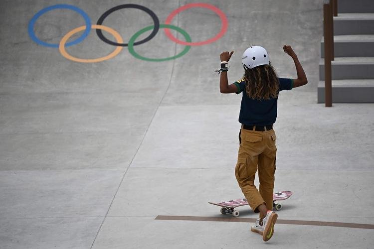 Brasileira Rayssa Leal, de 13 anos, conquista medalha de prata no skate street nos Jogos Olmpicos de Tquio. Japonesas Momiji Nishiya (ouro)  Funa Nakayama (bronze) completaram o pdio 