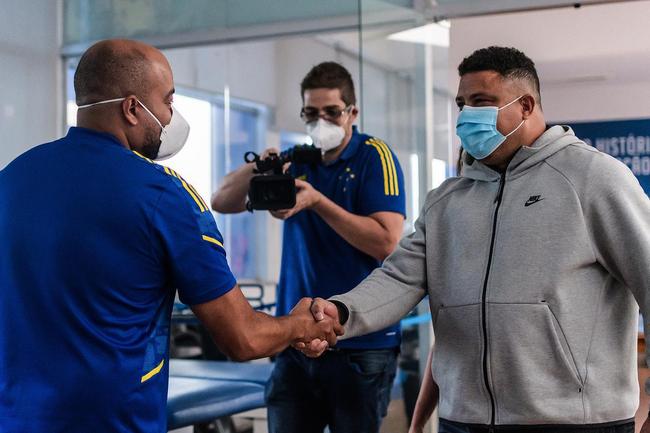Em sua primeira visita  Toca da Raposa II, Ronaldo concedeu entrevista coletiva e teve contato com jogadores e comisso tcnica do Cruzeiro. Ele tambm se encontrou com scios da categoria Diamante.