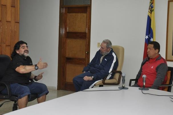 Maradona, Fidel e o então presidente venezuelano Hugo Chávez em reunião em julho de 2011
