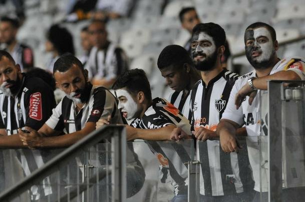 Imagens das torcidas de Atltico e Grmio, no Mineiro, pela deciso da Copa do Brasil