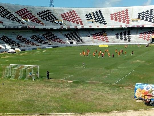Gramado do Arruda apresentou melhora, mas ainda está longe do ideal para receber o Clássico das Emoções