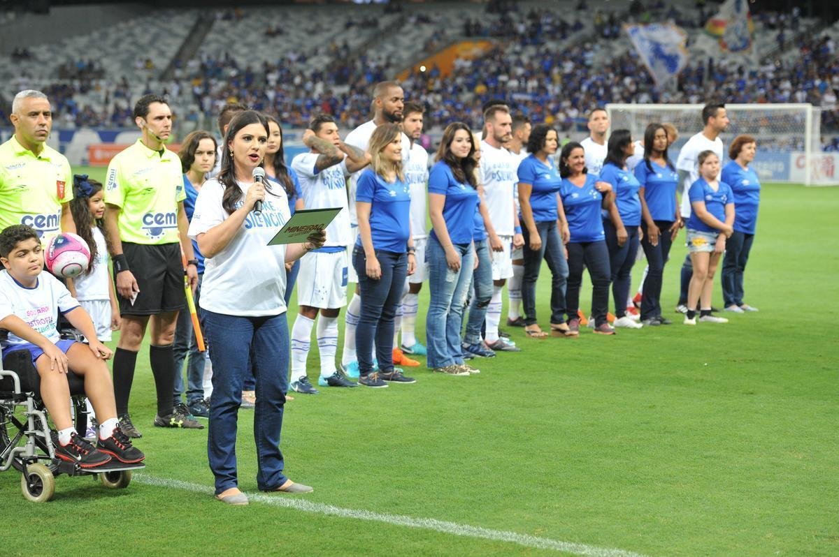 Mulheres foram homenageadas no Mineiro antes de jogo entre Cruzeiro e URT (Juarez Rodrigues/EM D.A Press)