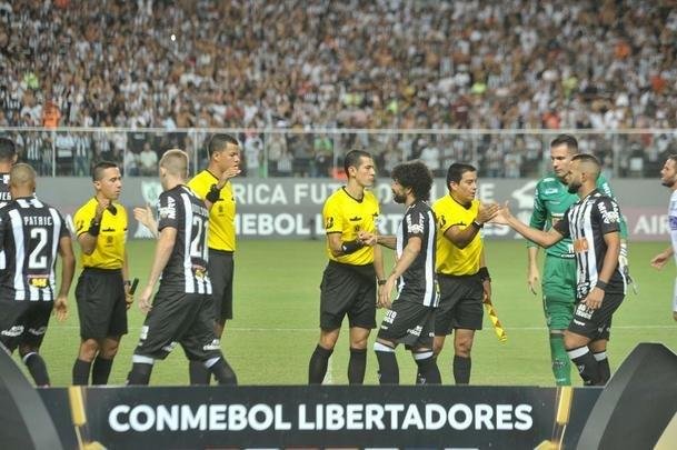 Lances do primeiro tempo do duelo entre Atltico e Defensor, pela terceira fase da Copa Libertadores