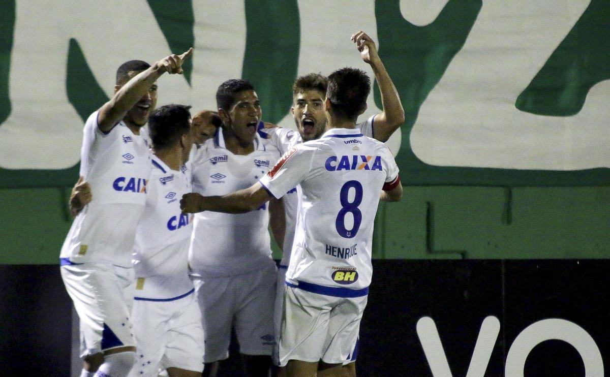 Cruzeiro visitou a Chape na Arena Cond e arrancou vitria por 2 a 1 pelo Brasileiro