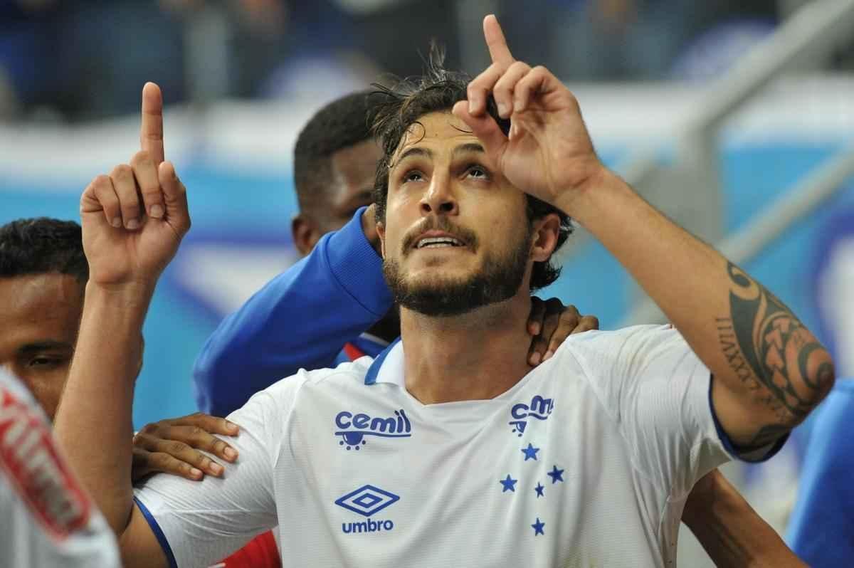 Momento em que Hudson marcou o gol do Cruzeiro no segundo tempo