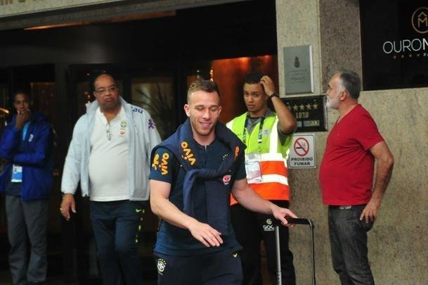 Seleo Brasileira deixou hotel Ouro Minas na noite desta quarta-feira e se despediu de Belo Horizonte, onde venceu a Argentina por 2 a 0 na semifinal da Copa Amrica. Reta final de treinos ser na Granja Comary, em Terespolis. Deciso est marcado para domingo, s 17h, no Maracan