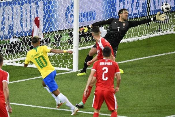 Poucas quedas, assistência e 'ousadia': a atuação de Neymar contra a Sérvia
