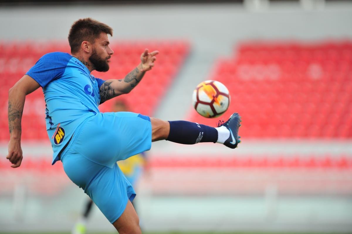 Fotos do treino do Cruzeiro no estdio Libertadores de Amrica, casa do Independiente, em Avellaneda. Time celeste fechou preparao para o jogo contra o Racing, s 21h30 desta tera-feira, no El Cilindro, pela primeira rodada do Grupo 5 da Copa Libertadores (Ramon Lisboa/EM D.A Press)