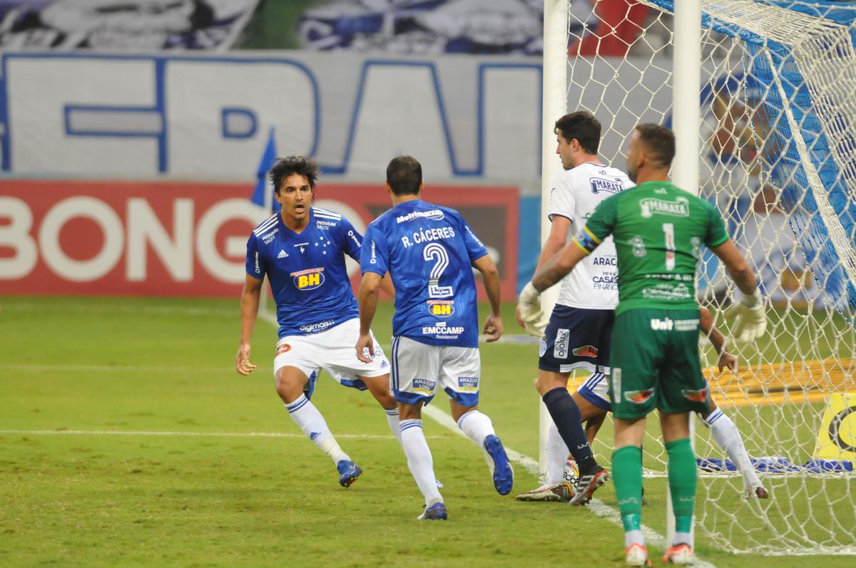 Fotos do jogo entre Cruzeiro e Confiana, no Mineiro, em Belo Horizonte, pela 24 rodada da Srie B do Campeonato Brasileiro