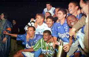 Ricardinho (esquerda) vibra com o ttulo da Copa do Brasil de 1996, sobre o Palmeiras, no Palestra Itlia