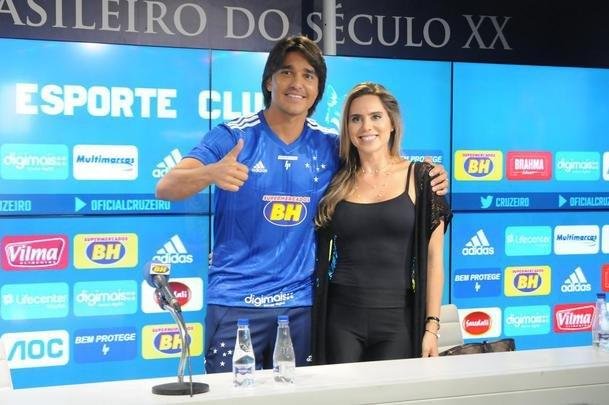 Fotos da apresentao do atacante Marcelo Moreno como novo reforo do Cruzeiro para 2020. Boliviano surpreendeu ao tirar casaco e exibir pintura da camisa do clube sobre sua pele. Durante entrevista, jogador foi acompanhado pela esposa Marilisy Antonelli e pela filha, Maria Clara.