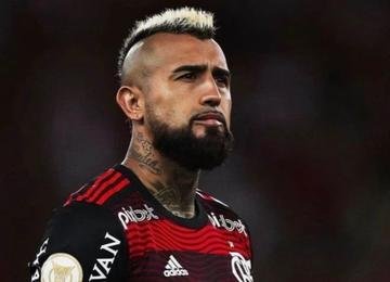 No banco, o chileno se mostrou irritado e arremessou as chuteiras de forma ríspida ao não ser aproveitado