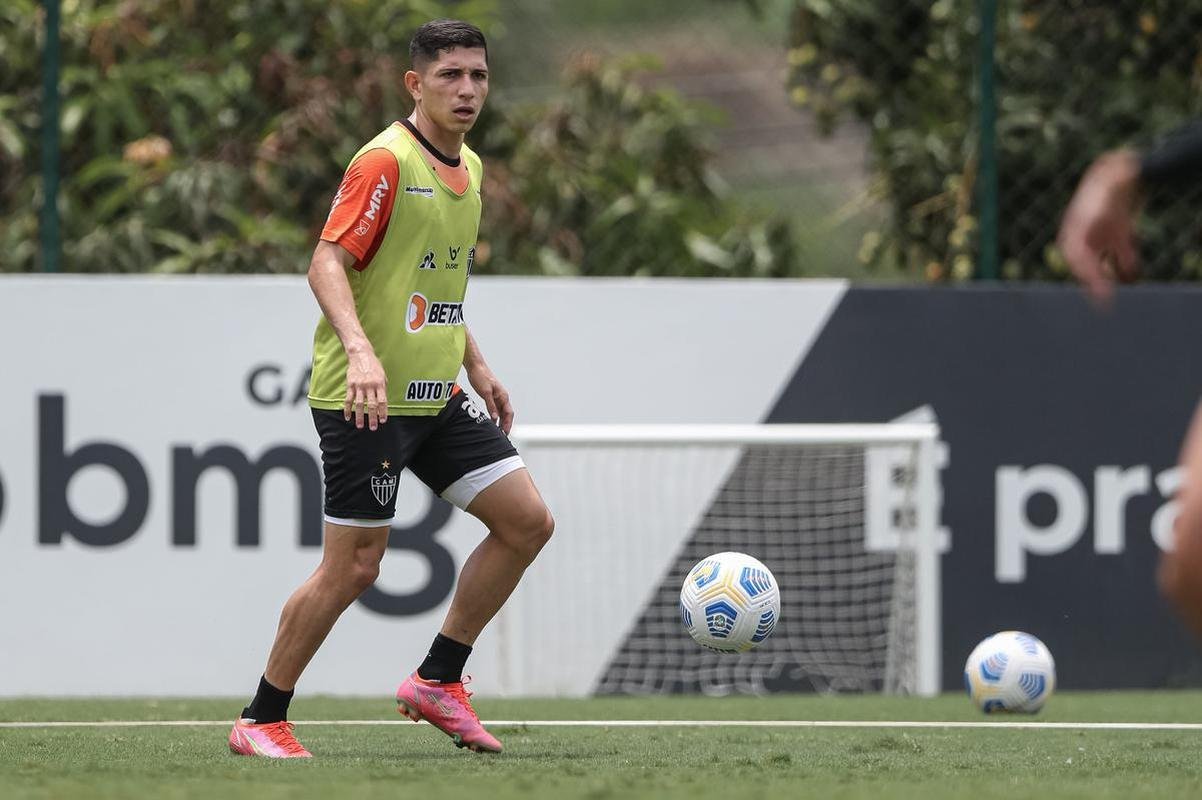 Aps a vitria por 2 a 1 sobre o Cuiab, neste domingo (24), pelo Campeonato Brasileiro, o elenco do Atltico se reapresentou e treinou na tarde desta segunda-feira (25), na Cidade do Galo, em Vespasiano. As atividades visaram o duelo de volta da semifinal da Copa do Brasil, contra o Fortaleza, que ocorrer na quarta-feira (27). Por ter vencido o jogo de ida por 4 a 0, no Mineiro, o Galo tem vaga encaminhada na deciso do principal torneio mata-mata do pas.