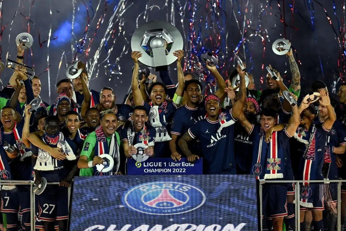 6 Ligue 1 - O PSG levou o trofu do Campeonato Francs em 21/22