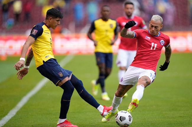 Vargas, do Atlético, foi tiular do Chile e atuou todo o tempo