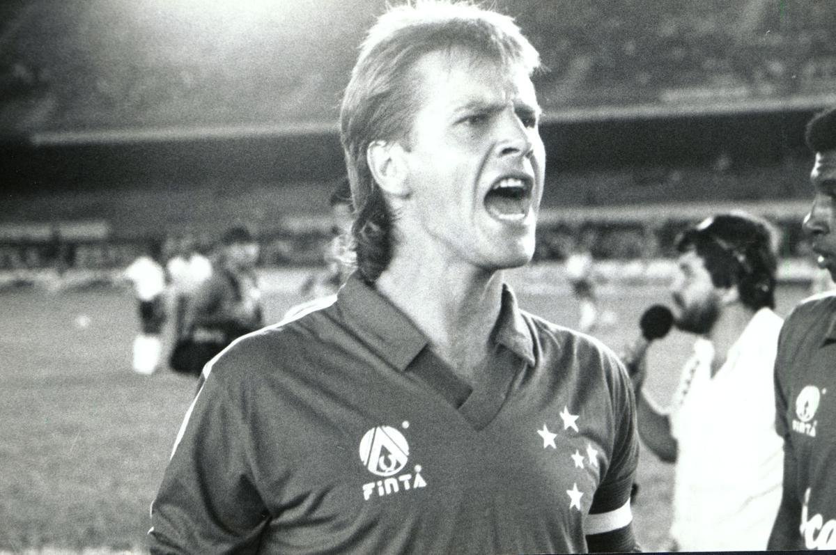 Em duas passagens pela Toca da Raposa %u2013 1986 a 1992 e 1993 a 1995 -, o volante Ademir Roque Kaefer conquistou o respeito de todos pela entrega com a camisa azul. Foi capito, campeo oito vezes e chegou  Seleo Brasileira. Em 442 jogos, marcou nove gols.