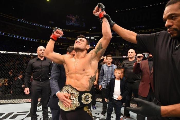 Rafael dos Anjos foi campeo peso leve do UFC entre 2015 e 2016