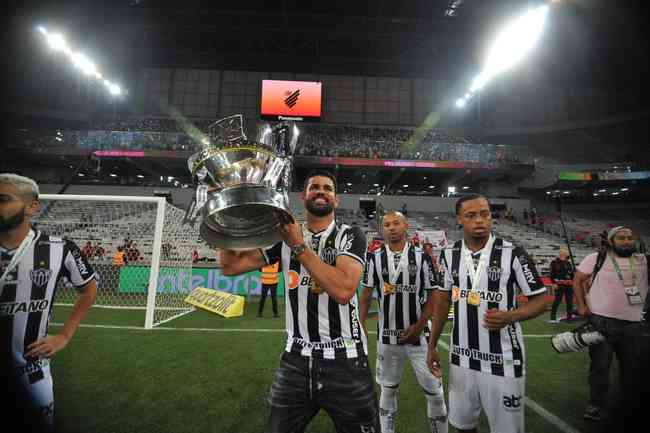 Atlético ergue a taça e festeja bi da Copa do Brasil