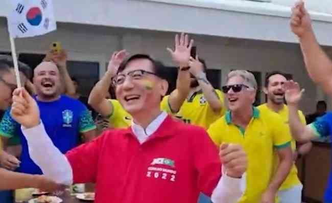 Embaixador sul-coreano apareceu em vdeo cantando clssicos brasileiros, aps goleada do Brasil na Copa do Mundo 