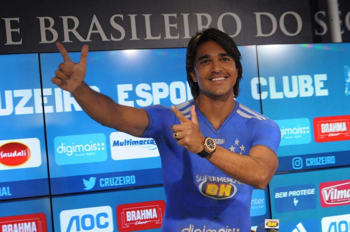Fotos da apresentao do atacante Marcelo Moreno como novo reforo do Cruzeiro para 2020. Duante entrevista, jogador foi acompanhado pela esposa Marilisy Antonelli e pela filha, Maria Clara