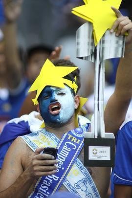 Torcida cruzeirense comea a festa dentro do estdio antes da partida decisiva contra o Grmio
