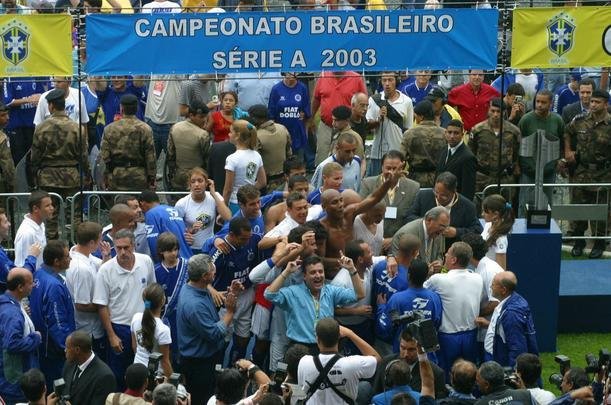 Com o ttulo brasileiro confirmado, o Cruzeiro fez no dia 7 de dezembro de 2003 o jogo da taa e das faixas contra o Fluminense, no Mineiro. Com show de Alex, autor de dois gols, o time celeste goleou os cariocas por 5 a 2 e promoveu nova festa da torcida azul em Belo Horizonte. Jogadores finalmente ergueram a taa oficial do Campeonato Brasileiro, cedida pela CBF, e deram a volta olmpica. Os campees brasileiros de 1966 tambm participaram das comemoraes no Gigante da Pampulha.