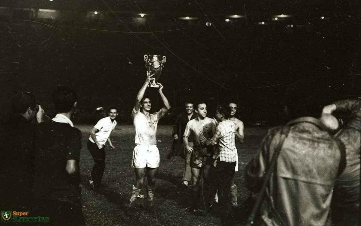 Capito Piazza ergue a Taa Brasil no Pacaembu depois de duas vitrias sobre o poderoso Santos de Pel