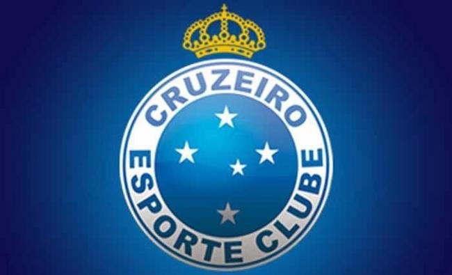 A coroa no smbolo do Cruzeiro foi colocada em homenagem  conquista da Trplice Coroa em 2003 (Campeonato Mineiro, Copa do Brasil e Campeonato Brasileiro).